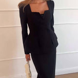 Eksklusivt sæt med figursyet blazer og lang nederdel
