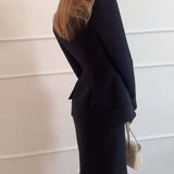 Eksklusivt sæt med figursyet blazer og lang nederdel