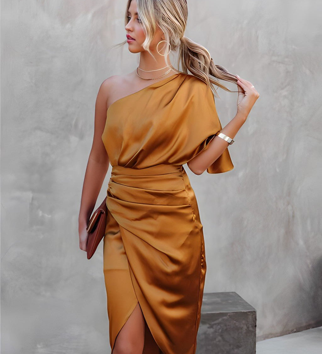 Asymmetrisk Satin Kjole med Én Skulder og Drapering – Festklar Elegance